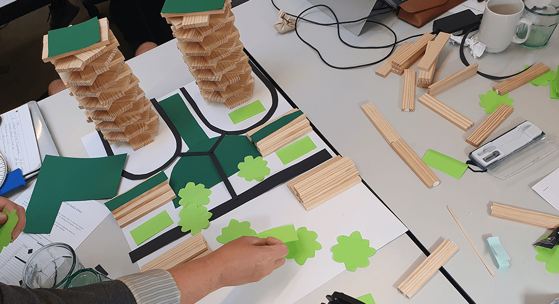 Studerende bygger modeller af et boligkvarter