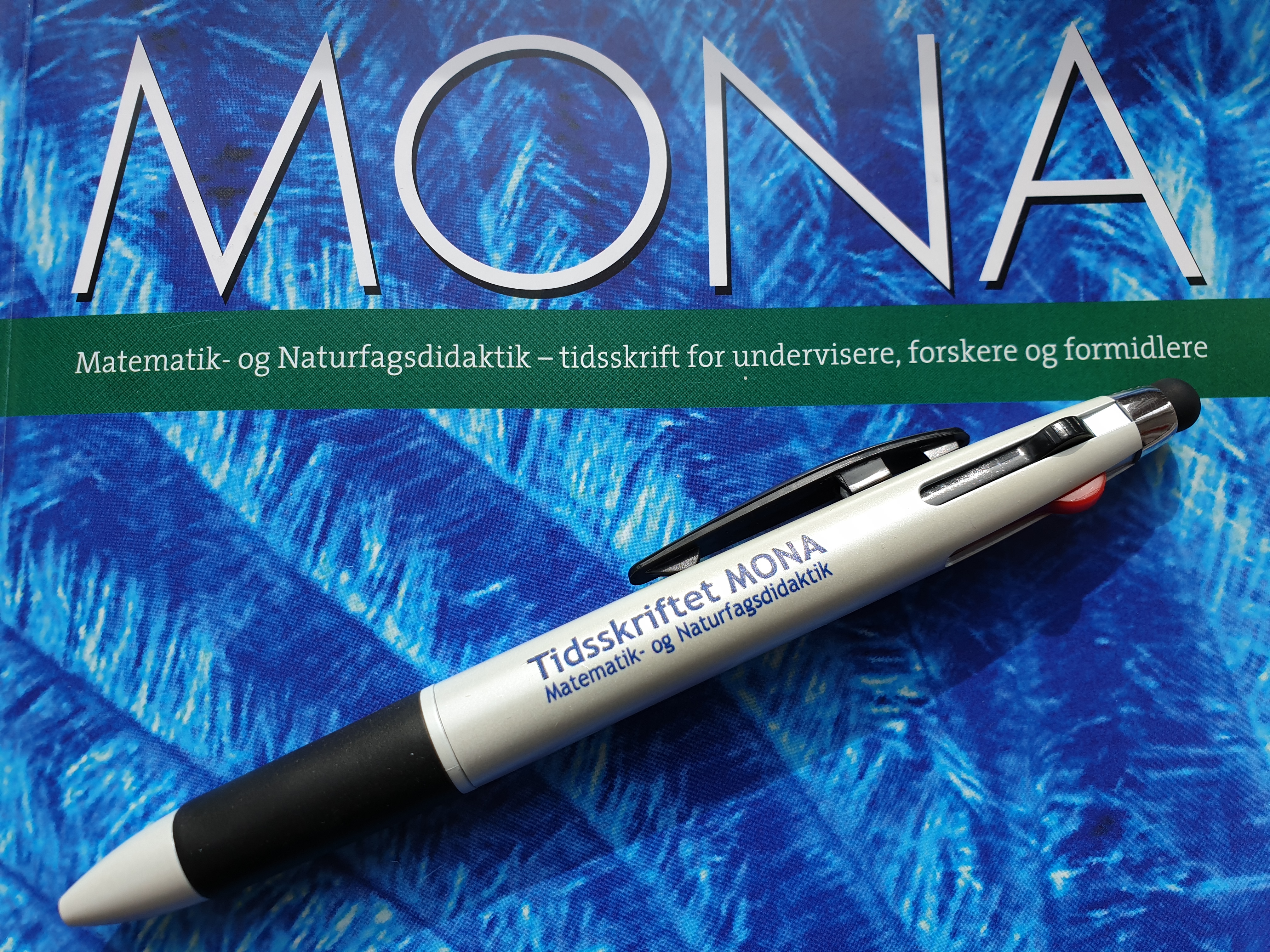 Tidsskriftet MONA har nu sin egen kuglepen!