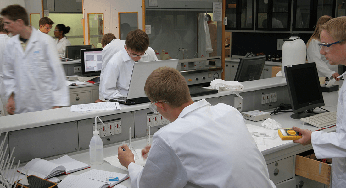 Studerende i laboratorium